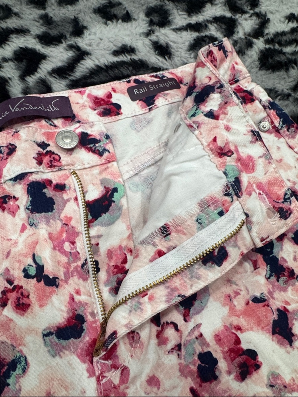 Gloria Vanderbilt Pink Floral Capri Shorts - Picture 5 of 6